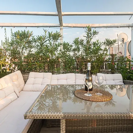 Follow The Sun - Rooftop Terrace Affittacamere Catania