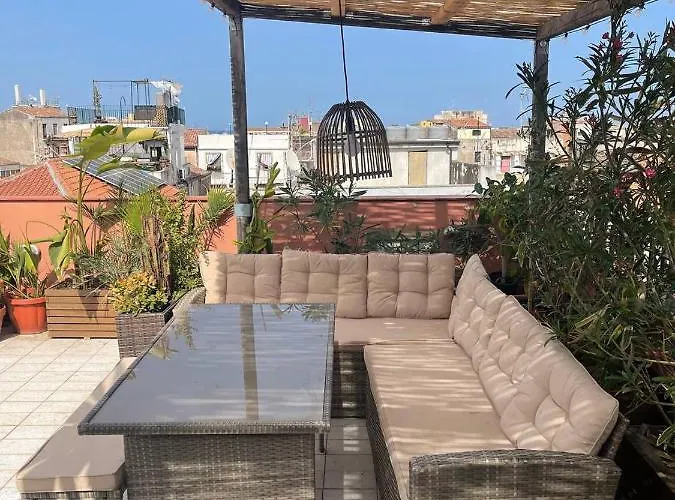 Follow The Sun - Rooftop Terrace 게스트하우스 카타니아